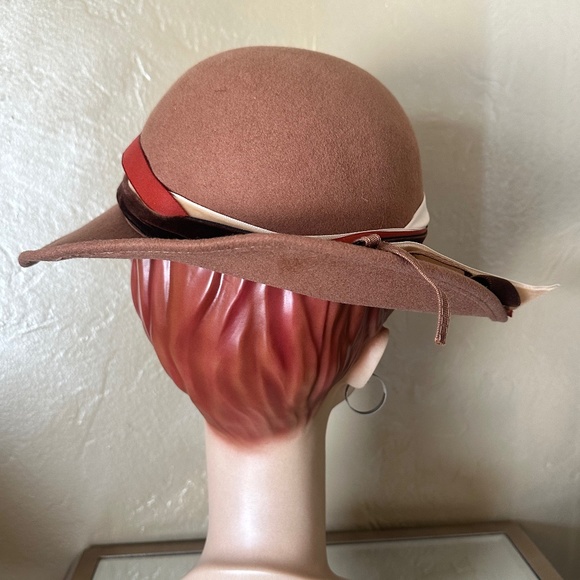 ELEGANT VINTAGE LIGHT BEIGE FELT FEDORA WITH MULTICOLORED RIBBON BAND main image 7